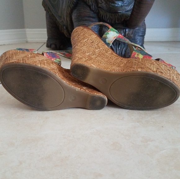 🌞Guess Wedges🌞 - Picture 5 of 6